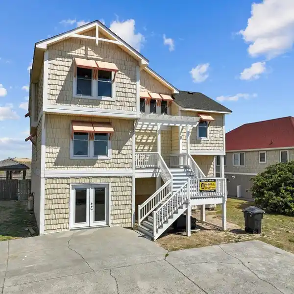SEMI-OCEANFRONT PROPERTY WITH UNOBSTRUCTED VIEW