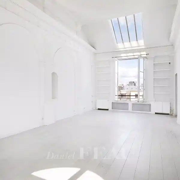 TOP-FLOOR APARTMENT OVERLOOKING GARDEN