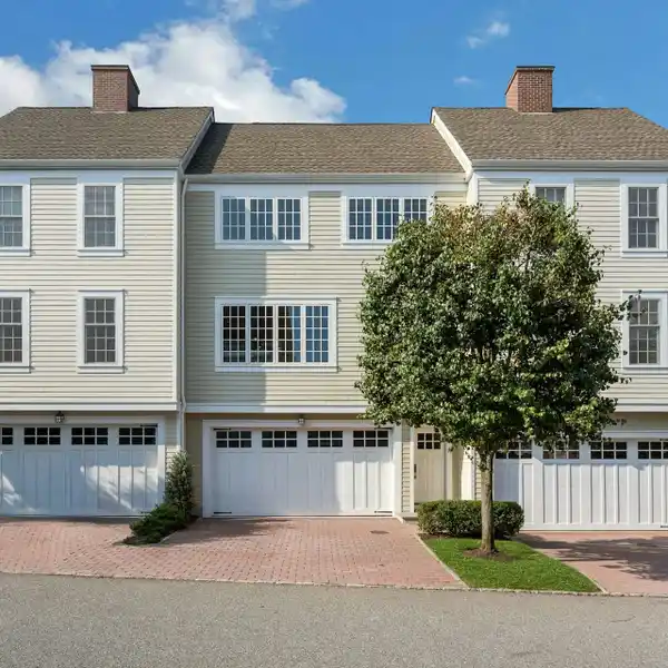 METICULOUSLY MAINTAINED TOWNHOUSE IN PALMER HILL