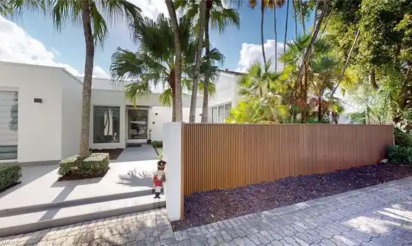 CONTEMPORARY HOME BLENDING LUXURY AND FUNCTIONALITY