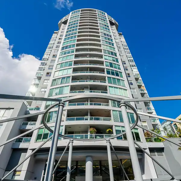 EXPANSIVE SUB-PENTHOUSE WITH THE MOST INCREDIBLE VIEWS