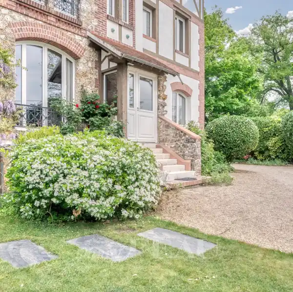 SPACIOUS FAMILY HOME BY SAINT-CLOUD PARK