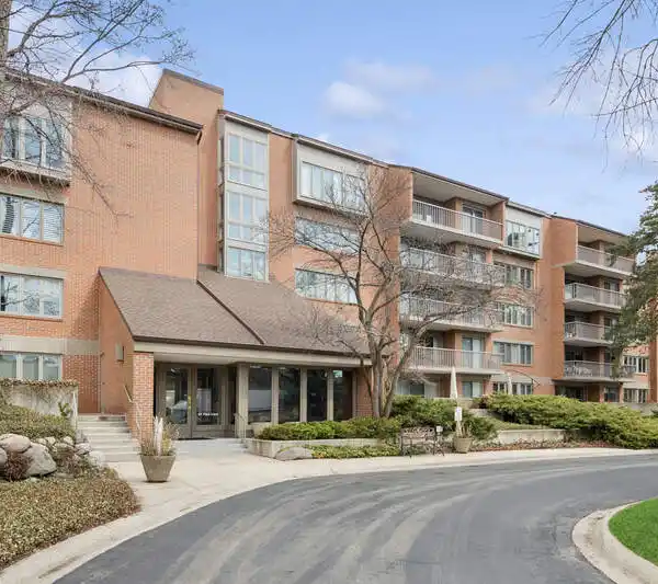SPRAWLING TOP FLOOR PARK LANE PENTHOUSE CONDO