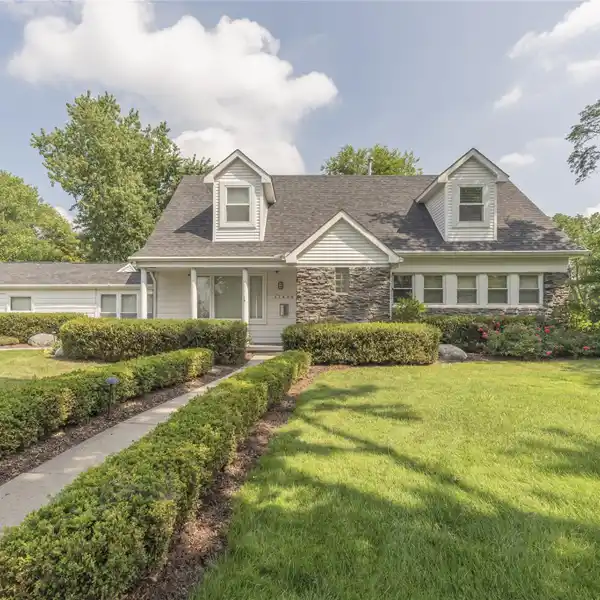 MODERN AMENITIES MEET CRAFTSMAN ELEGANCE