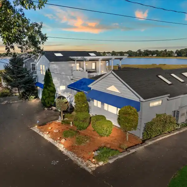 WATERFRONT LUXURY WITH BEACH RIGHTS