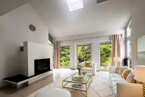 Elegant Semi-Detached House with High-Quality Furnishings