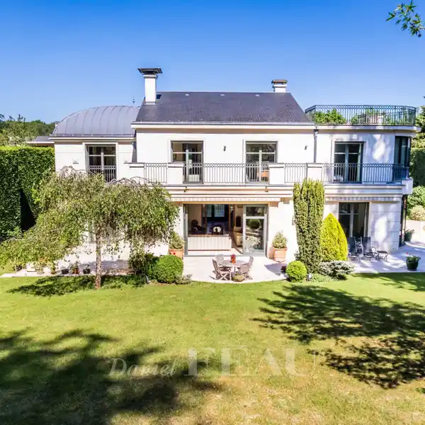 BEAUTIFULLY APPOINTED PROPERTY ON LOVELY LANDSCAPED PROPERTY