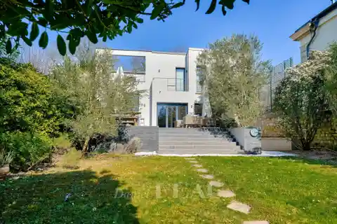 Large Property with Separate Studio Annex