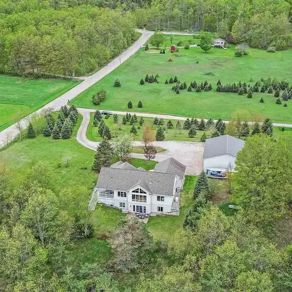 EXPANSIVE COUNTRY RETREAT WITH VERSATILE LIVING SPACES