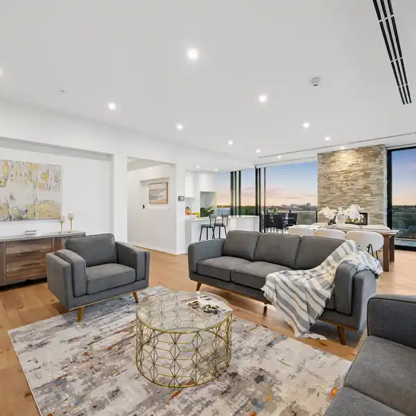 PRESTIGIOUS EAST PARK PENTHOUSE WITH FOUR CARPARKS