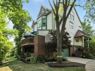 Beautifully Updated End Unit in Washington's Landing