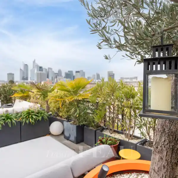 SUPERB SPLIT-LEVEL APARTMENT