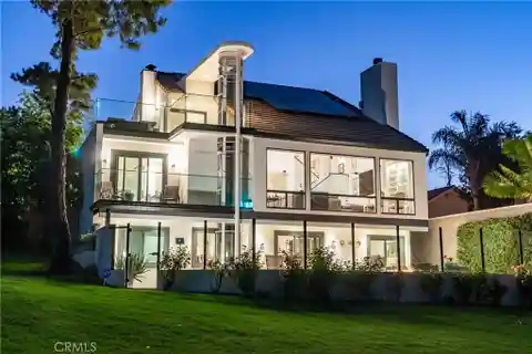 Extraordinary Lakefront Estate