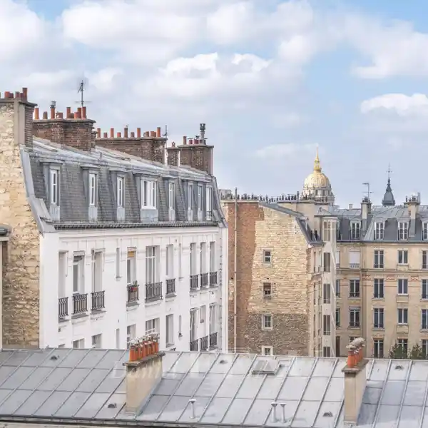 FULLY RENOVATED TOP-FLOOR APARTMENT