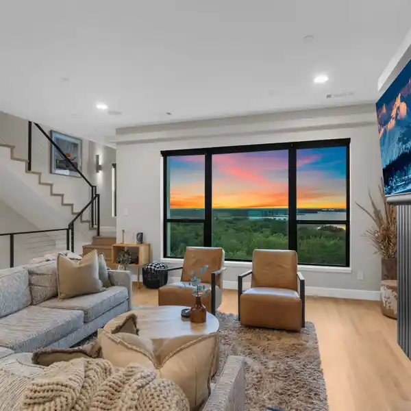 MODERN TOWNHOME WITH ROOFTOP PATIO