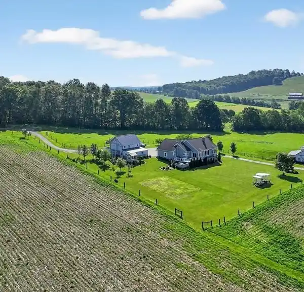 LUXURY HOME AND TURNKEY FARMETTE