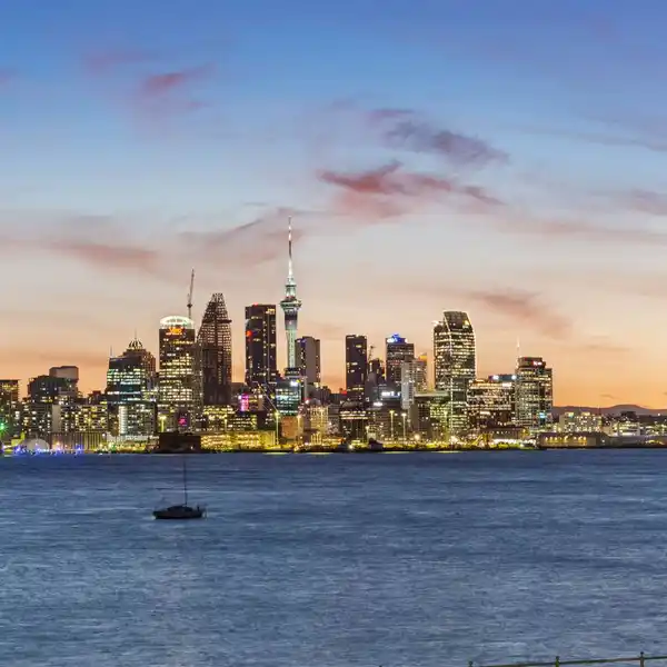 INCREDIBLE WATERFRONT APARTMENT WITH PANORAMIC CITY VIEWS