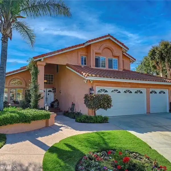 INCREDIBLE HOME IN A LUSH SETTING