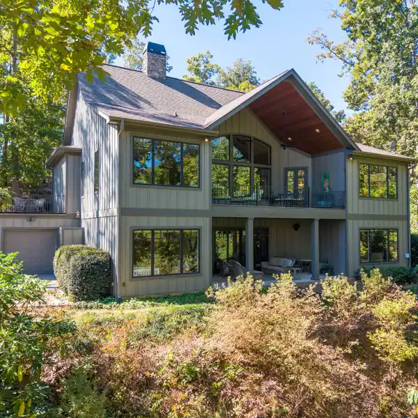 ARCHITECTURAL ELEGANCE MEETS LAKESIDE SERENITY