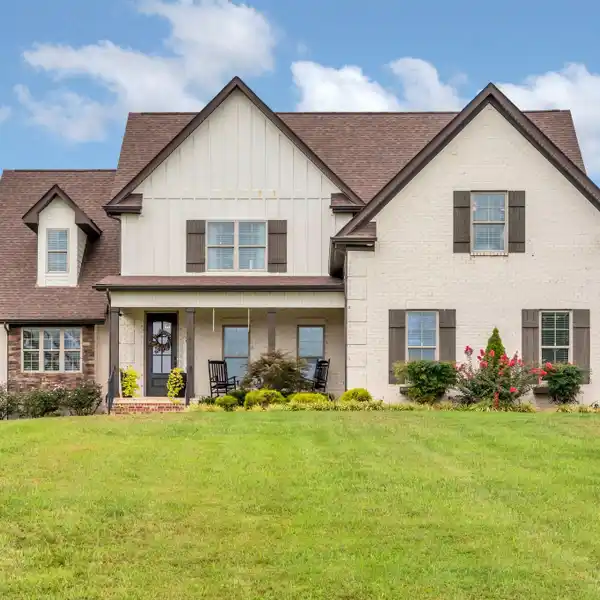 COUNTRY LIVING JUST MINUTES FROM THE CITY