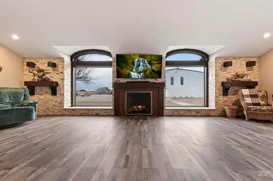 LUXURY HOME ON 5 ACRES IN EMMETT