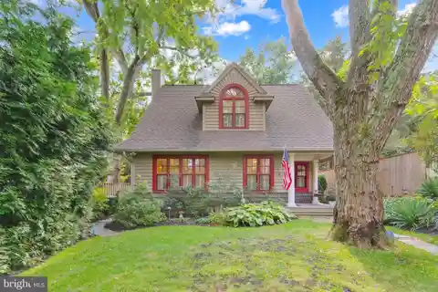 Fred Fishback-Designed Residence Combining Classic and Contemporary