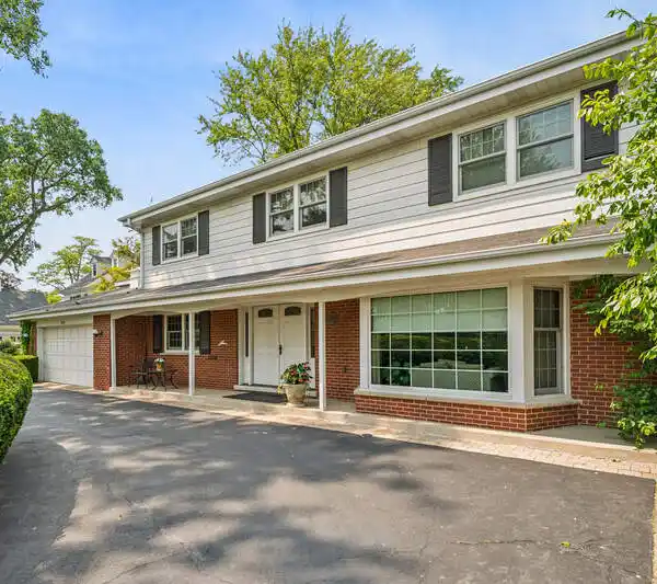 ELEGANT COLONIAL ON A QUIET CUL-DE-SAC