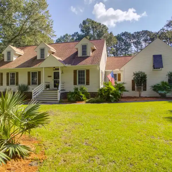 SECLUDED LAKEFRONT PARADISE MINUTES FROM CHARLESTON BEACHES