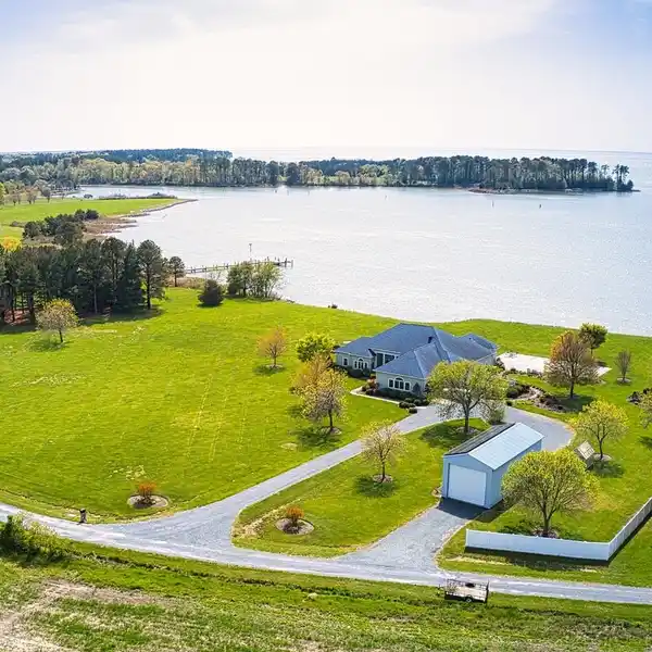 BOATER’S PARADISE WITH PRIVATE DOCK & VIEWS