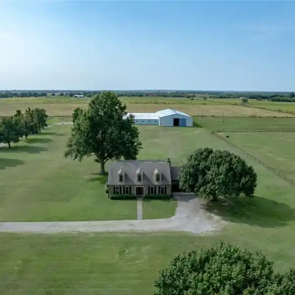 BEAUTIFUL HORSE READY RANCH HOUSE AND STABLES