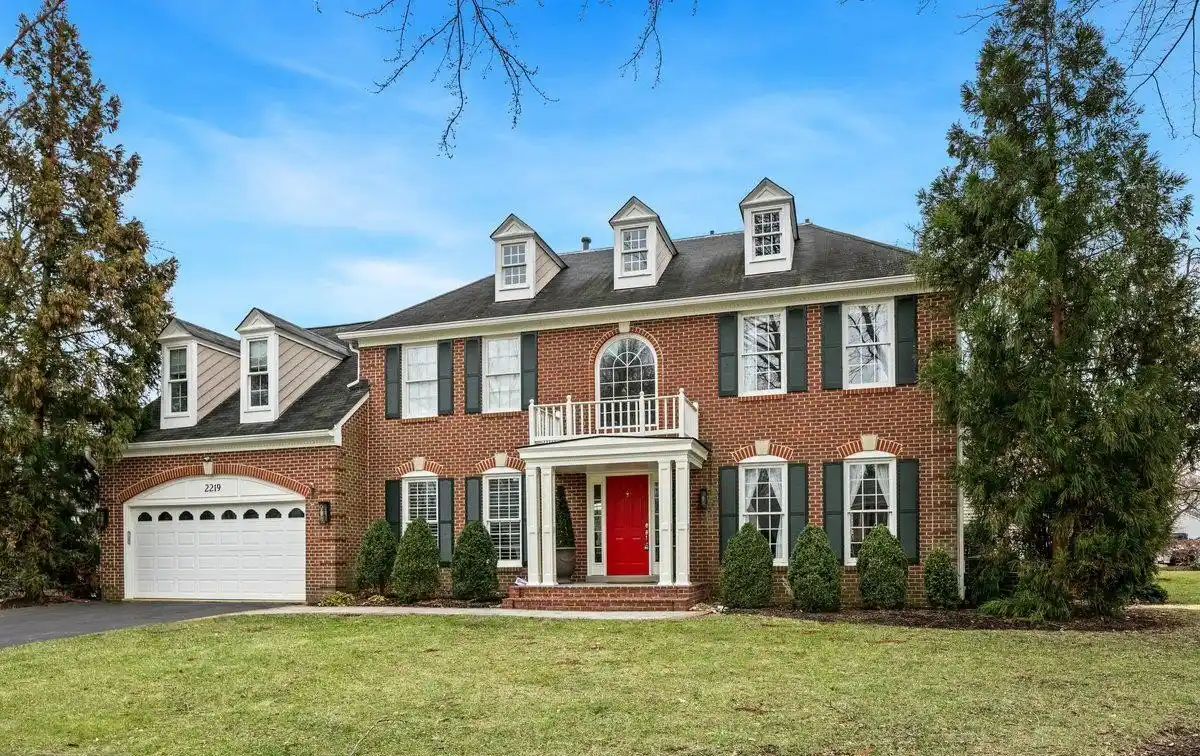 Spacious Updated Colonial in Desirable Manors at Mount Vernon