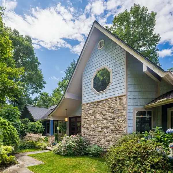 PRIVATE MOUNTAIN OASIS WITH SPACIOUS OPEN LIVING