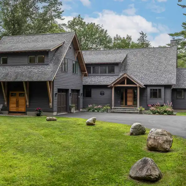 STUNNING COUNTRY AND LAKESIDE LIVING