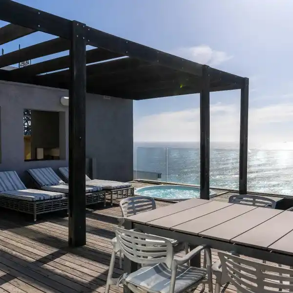 CONTEMPORARY LUXURY HOME WITH EXPANSIVE VIEWS