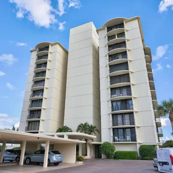 BRIGHT AND LUXURIOUS OCEANFRONT CORNER CONDO