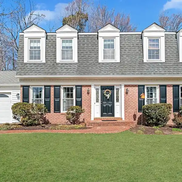 UNIQUE OPEN FLOOR PLAN MEETS DREAM KITCHEN