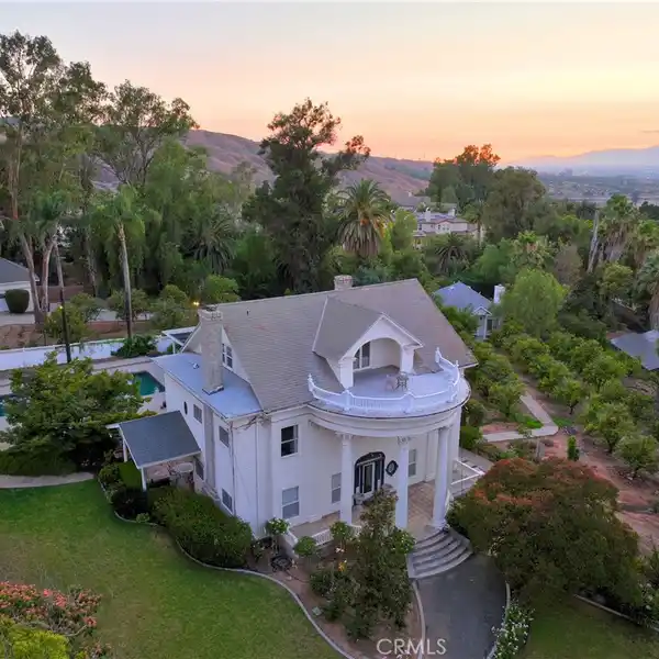 HISTORICAL BUILD IN COVETED SMILEY HEIGHTS
