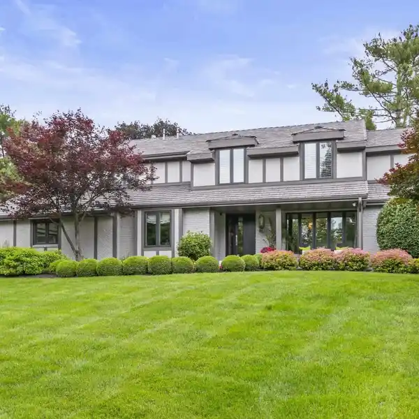 CLASSIC ELEGANCE MEETS MODERN UPGRADES PERFECTLY