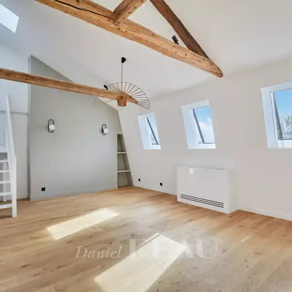 TOP-FLOOR SPLIT-LEVEL APARTMENT