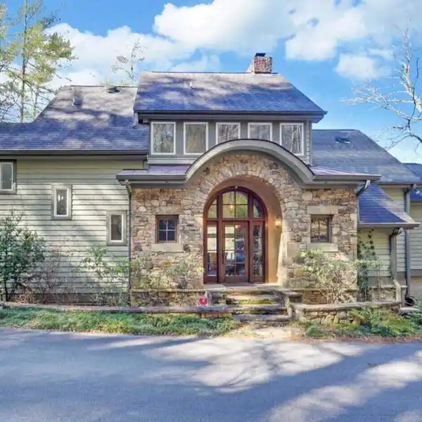 BEAUTIFUL LAKE RABUN HOME