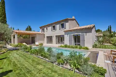 Four-Bed Property with a Swimming Pool