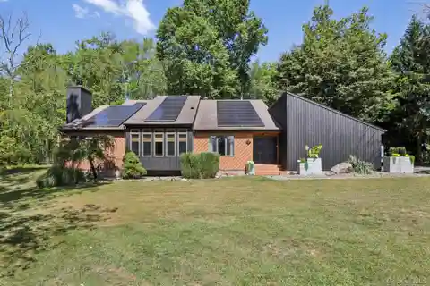 Cul-De-Sac Contemporary with Luxury and Flexibility