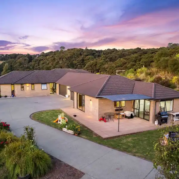FAMILY LIVING IN AN IDYLLIC NATURAL SETTING