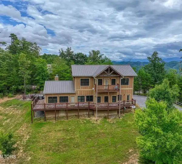 LUXURY CRAFTSMAN RETREAT IN LAUGHING PINES