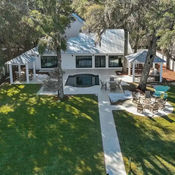 ELEGANT BAY-FRONT ESTATE