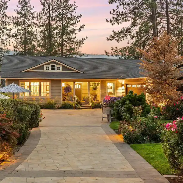 LUXURIOUS LAKEFRONT PRIVATE RESORT