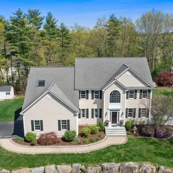LOVELY HOME IN SOUGHT-AFTER TIMBER GLEN