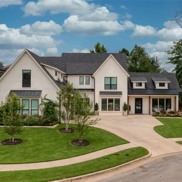 ENTERTAIN IN STYLE AND RELAX IN LUXURY