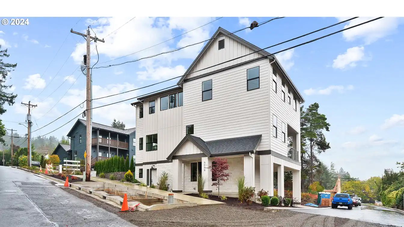 Home with High Level Finishes and an Expansive Territorial View