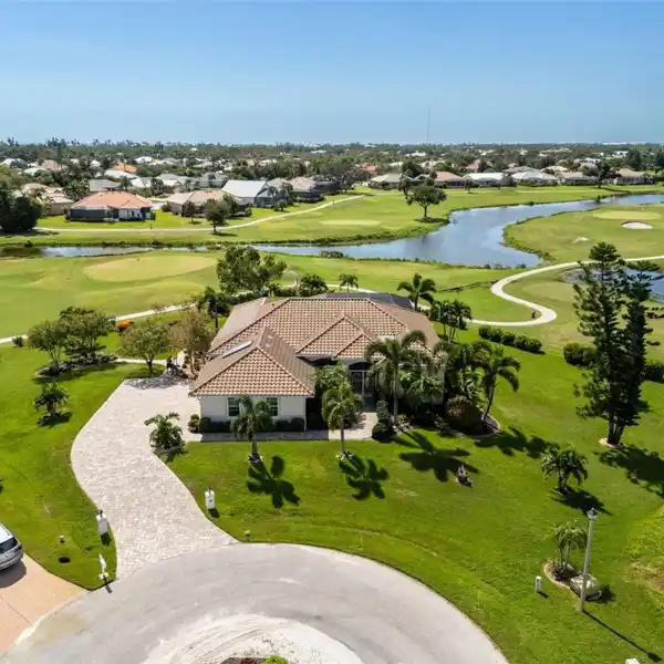 WARM AND INVITING HOME OVERLOOKING THE LINKS GOLF COURSE